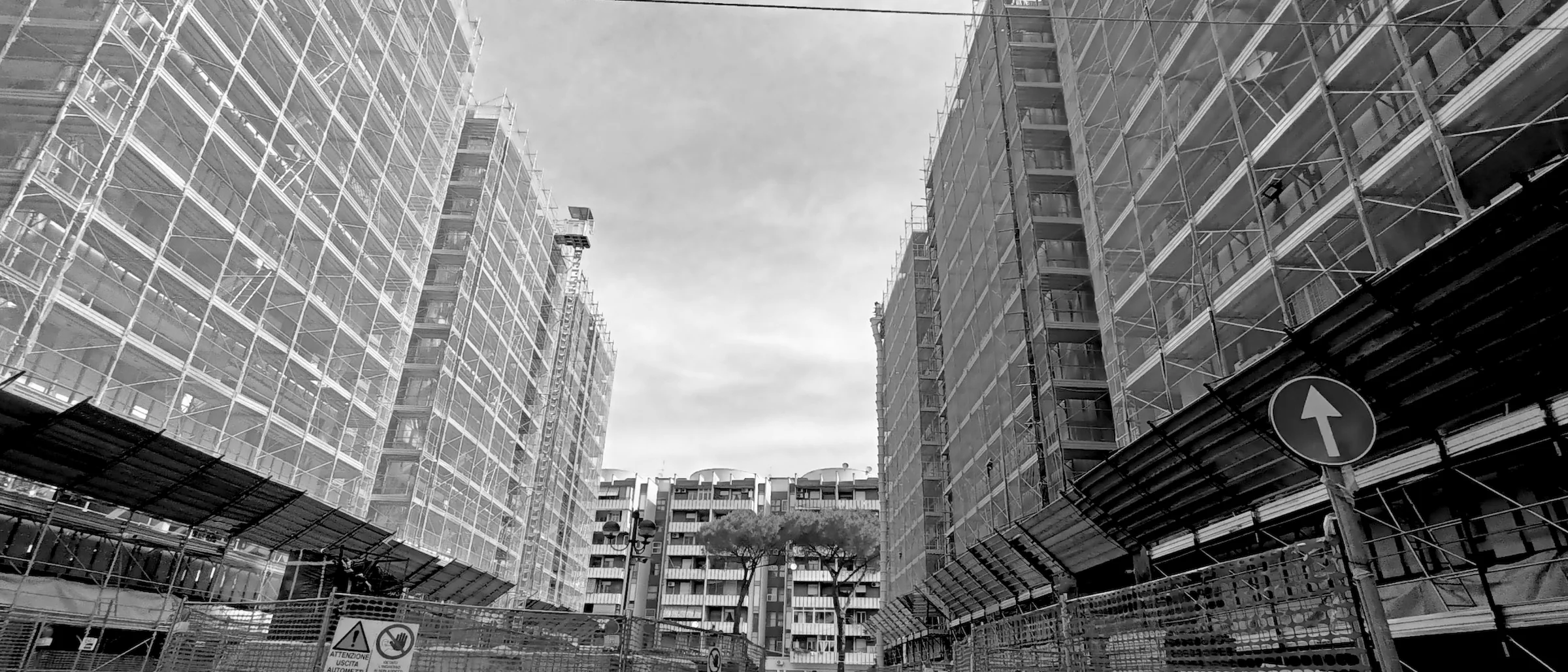 Cantiere tra due grandi fronti di ponteggi