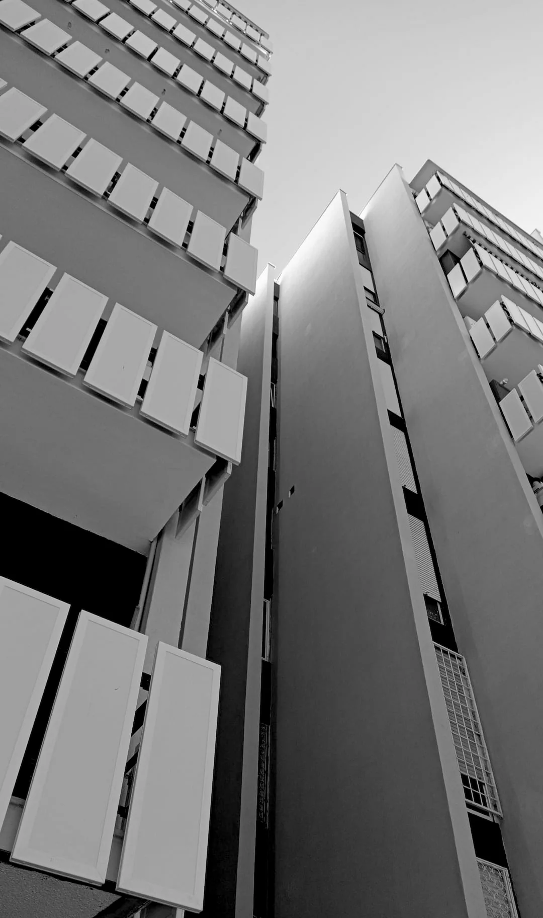 Edificio completato visto dal basso in forte sviluppo verticale